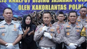 Kepala Korps Lalu Lintas (Kakorlantas) Polri Irjen Pol Aan Suhanan melakukan rilis knalpot bising di Jajaran Polda Jawa Barat, di Polrestabes Bandung, Kamis, 11/1/2024