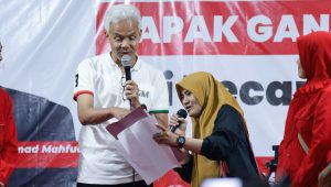 Calon presiden (capres) 2024 nomor urut 3 Ganjar Pranowo bertemu dengan ratusan guru PAUD se-Kabupaten Batang di Bawang, Jawa Tengah, Selasa, 16/1/2024.