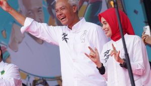Calon presiden nomor urut 3 Ganjar Pranowo dalam acara 'Hajatan Rakyat' di Lapangan Tegallega Bandung, Jawa Barat (Jabar), Minggu, 21/1/2024.