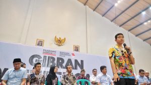 Calon wakil presiden (cawapres) nomor urut 2 Gibran Rakabuming Raka saat mendengarkan aspirasi dari warga, nelayan dan pengrajin tembaga di Kabupaten Tegal, Jawa Tengah, Senin, 29/1/2024 | X @gibran_tweet