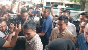Calon wakil presiden nomor urut 2 Gibran Rakabuming Raka memenuhi panggilan Badan Pengawas Pemilu (Bawaslu) Jakarta Pusat (Jakpus) untuk mengklarifikasi terkait pembagian susu gratis saat car free day (CFD), Rabu, 3/1/2024 | Syahrul Baihaqi/Forum Keadilan