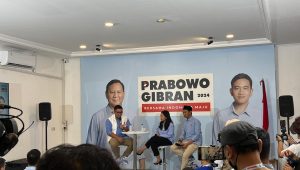 Ketua TKN Fanta Arief Rosyid bersama Politisi muda Partai Golkar Puteri Anetta Komarudin saat diskusi launching Fotober2.AI yang digelar di Media Center Prabowo-Gibran kawasan Kertanegara, Jakarta Selatan, Selasa, 2/1/2024 | Merinda Faradianti/Forum Keadilan