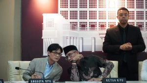 Ketua KPU Hasyim Asyari (kanan) dan anggota August Mellaz (kiri) saat konferensi pers di Gedung KPU, Jakarta Pusat, Jumat, 5/1/2024 | M. Hafid/Forum Keadilan