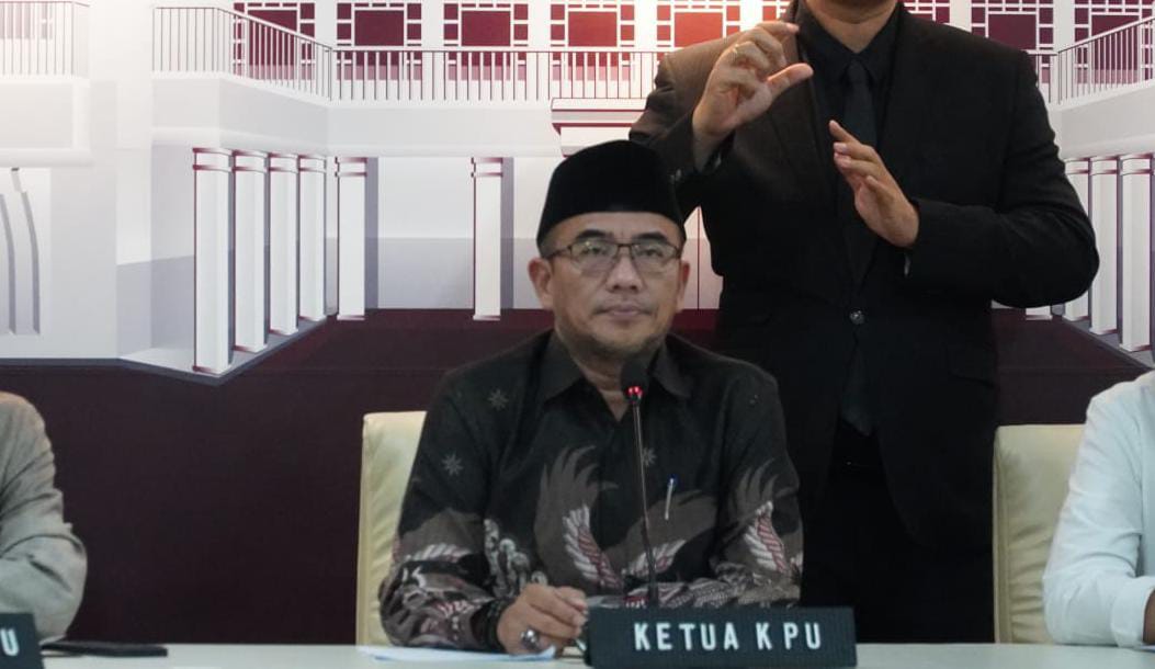 Ketua KPU, Hasyim Asyari saat konferensi pers di Gedung KPU, Jakarta Pusat, Jumat, 5/1/2024 | M. Hafid/Forum Keadilan