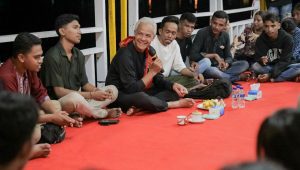 Calon presiden (capres) nomor urut 3 Ganjar Pranowo berdialog bersama sejumlah anak muda di restoran seafood di Kota Ambon, Maluku, Senin, 29/1/2024 malam | ist