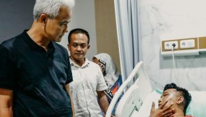 Momen Ganjar Pranowo menjenguk relawan korban penganiayaan oknum TNI | Instagram @ganjarpranowo