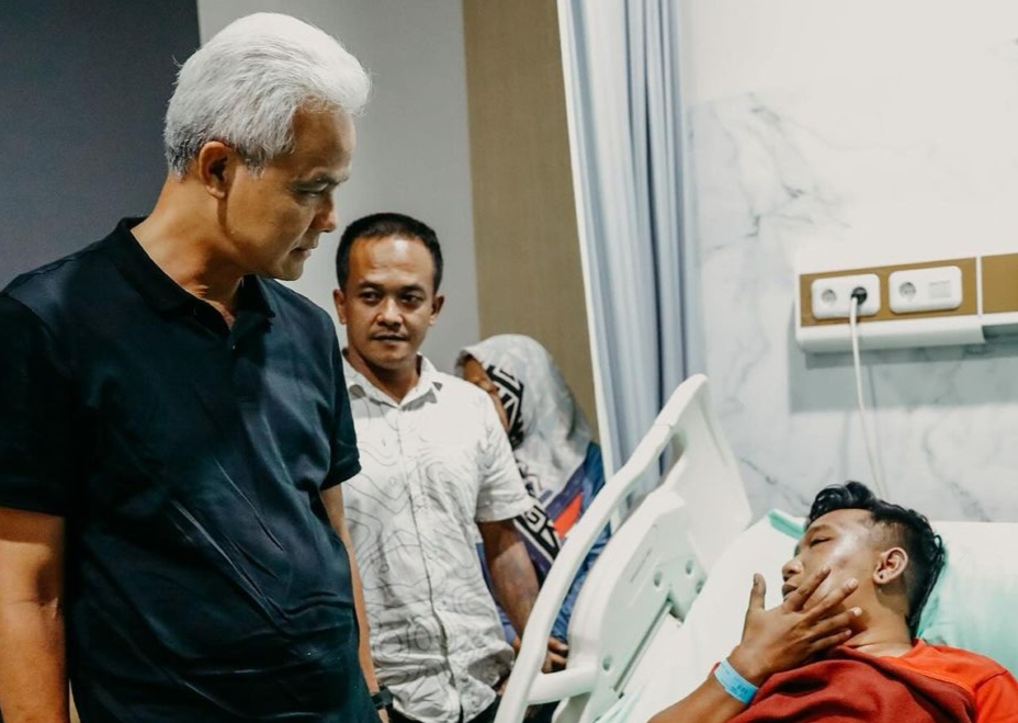 Momen Ganjar Pranowo menjenguk relawan korban penganiayaan oknum TNI | Instagram @ganjarpranowo