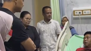 Momen Ganjar Pranowo dan istri, Siti Atikoh, menjenguk relawan korban penganiayaan oknum TNI | Instagram @ganjarpranowo