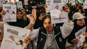 Ribuan anak muda Kalimantan Barat (Kalbar) mengenakan pita hitam di tangan saat menyambut kehadiran calon presiden (capres) nomor urut 3 Ganjar Pranowo di Pontianak Convention Center Kota Pontianak, Rabu, 31/1/2024 | Instagram @ganjarpranowo