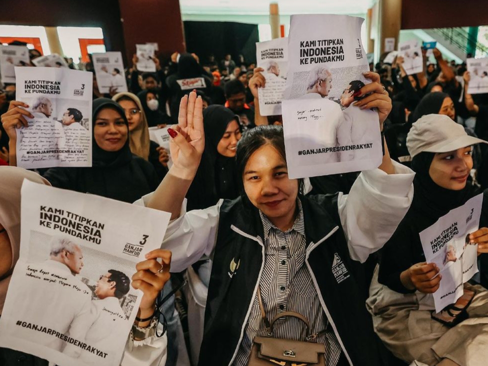Ribuan anak muda Kalimantan Barat (Kalbar) mengenakan pita hitam di tangan saat menyambut kehadiran calon presiden (capres) nomor urut 3 Ganjar Pranowo di Pontianak Convention Center Kota Pontianak, Rabu, 31/1/2024 | Instagram @ganjarpranowo