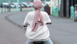 Ilustrasi wanita berjilbab