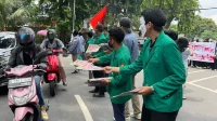 Mahasiswa dari berbagai kampus di Indonesia membagi-bagikan selebaran atau pamflet yang berisi penolakan terhadap politik dinasti dan pelanggar Hak Asasi Manusia (HAM).