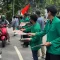 Mahasiswa dari berbagai kampus di Indonesia membagi-bagikan selebaran atau pamflet yang berisi penolakan terhadap politik dinasti dan pelanggar Hak Asasi Manusia (HAM).