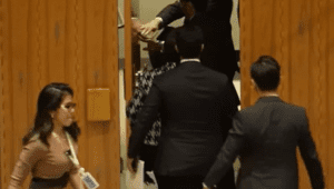 Momen Menteri Luar Negeri Republik Indonesia (Menlu RI) Retno Marsudi walk out saat Israel menyampaikan pernyataan di markas besar Perserikatan Bangsa-Bangsa (PBB) | ist