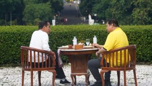Presiden Joko Widodo (Jokowi) dan Ketua Umum (ketum) Partai Golkar Airlangga Hartarto terlihat melakukan kegiatan olahraga bersama di Kebun Raya Bogor, Bogor, Jawa Barat, Sabtu, 6/1/2024 | Instagram @golkar.indonesia