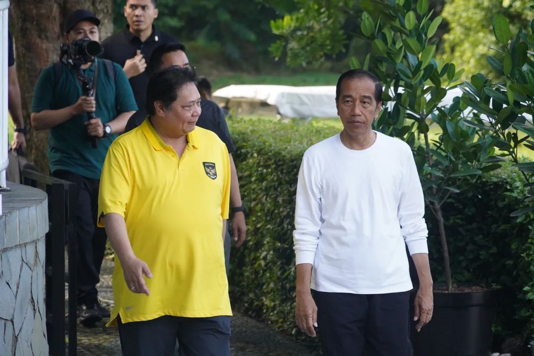 Presiden Joko Widodo (Jokowi) dan Ketua Umum (ketum) Partai Golkar Airlangga Hartarto terlihat melakukan kegiatan olahraga bersama di Kebun Raya Bogor, Bogor, Jawa Barat, Sabtu, 6/1/2024 | Instagram @golkar.indonesia