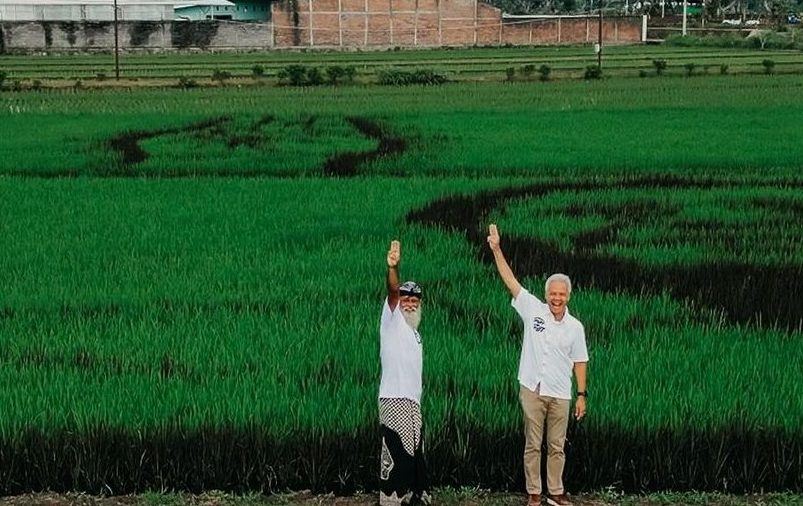 Seniman Semarang Lukis Ganjar-Mahfud di Sawah, Bentuk Apresiasi Kepedulian Ganjar pada Petani
