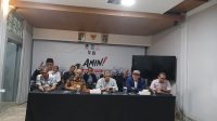 Anggota Dewan Pertimbangan Timnas Amin, Awalil Rizky (kedua dari kiri) memberikan keterangan terakit program Anies-Muhaimin, Jumat 12/1/24. I Syahrul Baihaqi/Forum Keadilan