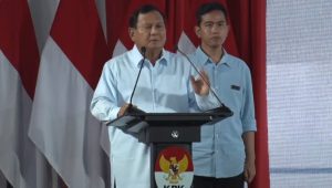 Pasangan Calon presiden dan Calon wakil presiden (capres-cawapres) nomor urut 2, Prabowo Subianto dan Gibran Rakabuming Raka dalam acara Penguatan Anti Korupsi untuk Penyelenggara Negara Berintegritas (Paku Integritas) di Gedung Merah Putih KPK, Jakarta, Rabu, 17/1/2024 malam. | Youtube KPK RI