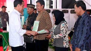 Presiden Joko Widodo (Jokowi) membagikan sertifikat tanah kepada masyarakat di Grobogan, Jawa Tengah, Selasa, 23/1/2024 | Akun X/Twitter @Jokowi Dok - Biro Pers Sekretariat Presiden