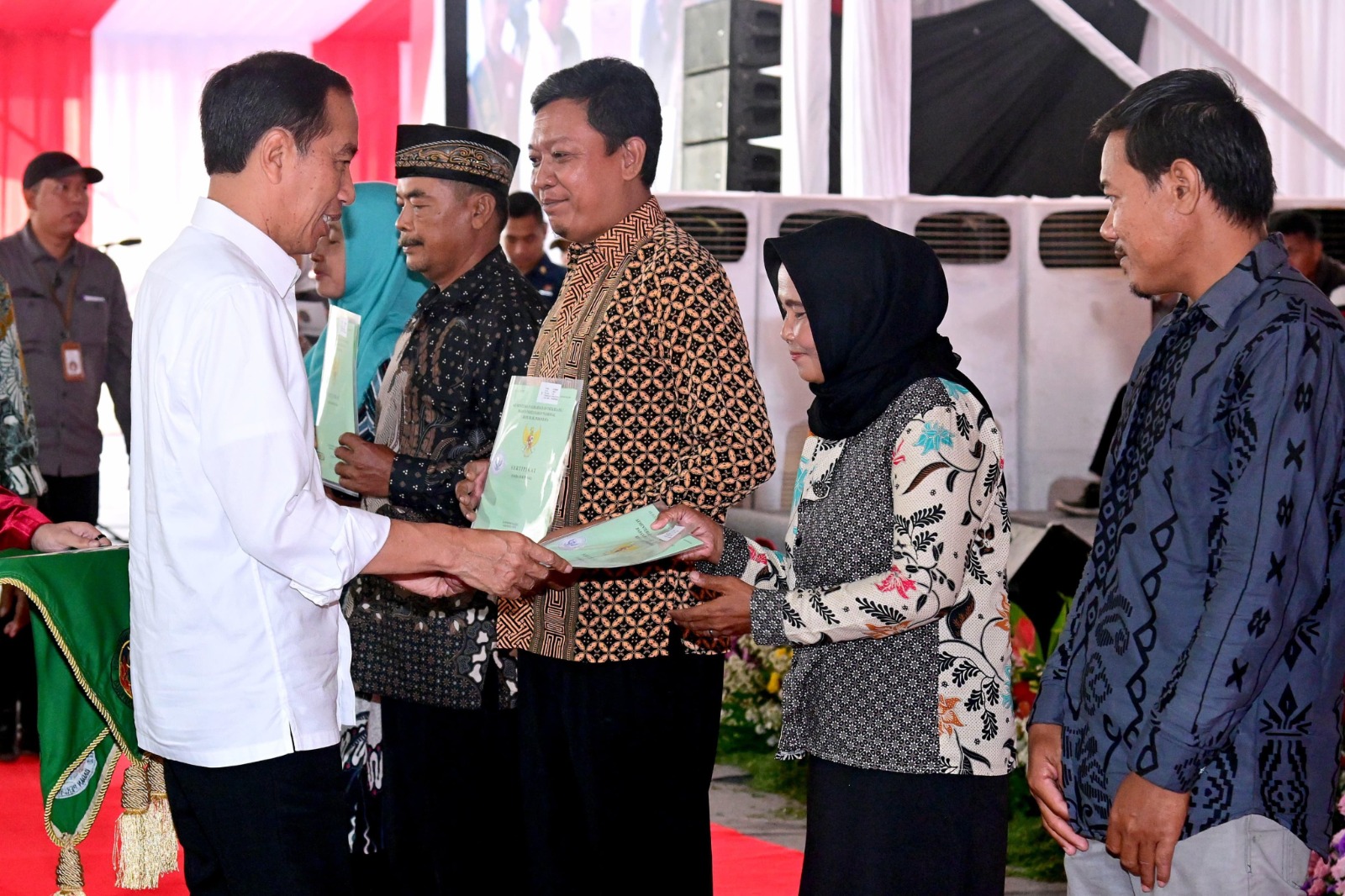 Presiden Joko Widodo (Jokowi) membagikan sertifikat tanah kepada masyarakat di Grobogan, Jawa Tengah, Selasa, 23/1/2024 | Akun X/Twitter @Jokowi Dok - Biro Pers Sekretariat Presiden