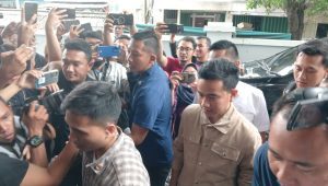 Calon wakil presiden nomor urut 2 Gibran Rakabuming Raka memenuhi panggilan Badan Pengawas Pemilu (Bawaslu) Jakarta Pusat (Jakpus) untuk mengklarifikasi terkait pembagian susu gratis saat car free day (CFD), Rabu, 3/1/2024 | Syahrul Baihaqi/Forum Keadilan