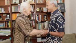 Momen Ganjar Pranowo bersama Guru Besar Filsafat Frans Magnis Suseno | ist