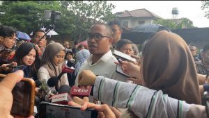 Tim komunikasi keluarga Rizal Ramli, Yosef Sampurna Nggarang, saat menyampikan keterangan kepada media di TPU Jeruk Purut, Jakarta Selatan, Kamis, 4/1/2023 | Ari Kurniansyah/Forum Keadilan