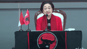 Ketua Umum PDI Perjuangan atau PDIP Megawati Soekarnoputri mengajarkan hadirin di hari ulang tahun (HUT) ke-51 PDIP memekikkan salam Pancasila sebanyak 3 kali | YouTube PDI Perjuangan