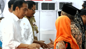 Presiden Joko Widodo (Jokowi) menyerahkan total 2.000 sertifikat tanah kepada warga Jawa Tengah (Jateng).