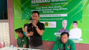 Pendukung pasangan calon nomor urut 3 Ganjar Pranowo-Mahfud MD yang tergabung dalam Barasandi For Ganjar-Mahfud menggelar Bazar Sembako Murah di Rt 002/Rw 010, Petir, Kecamatan Cipondoh, Kota Tangerang, Banten, Jumat, 12/1/2024 | dok. Barasandi For Ganjar-Mahfud