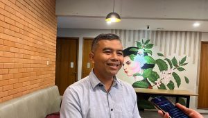 Adnan Topan Husodo saat memberikan keterangan kepada Forum Keadilan, di salah satu cafe kawasan Tebet, Jakarta Selatan, Selasa 16/1/2024