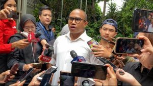 Tim komunikasi keluarga Rizal Ramli, Yose Nggarang, saat menyempaikan keterangan kepada wartawan di rumah duka di Jalan Bangka IX, Kemang, Jakarta Selatan, Rabu 3/1/2024 | Ari Kurniansyah/Forum Keadilan