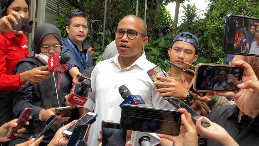 Tim komunikasi keluarga Rizal Ramli, Yose Nggarang, saat menyempaikan keterangan kepada wartawan di rumah duka di Jalan Bangka IX, Kemang, Jakarta Selatan, Rabu 3/1/2024 | Ari Kurniansyah/Forum Keadilan