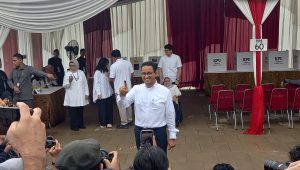 Capres nomor urut 1 Anies Baswedan usai nyoblos di TPS 60, Cilandak Barata, Jakarta Selatan, Rabu, 14/2/2024. | M. Hafid/Forum Keadilan