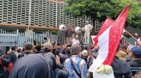 Massa aksi dari Gerakan Keadilan Rakyat saat demo di depan Gedung Bawaslu RI, Senin, 19/2/2024 | M. Hafid/Forum Keadilan