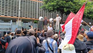 Massa aksi dari Gerakan Keadilan Rakyat saat demo di depan Gedung Bawaslu RI, Senin, 19/2/2024 | M. Hafid/Forum Keadilan