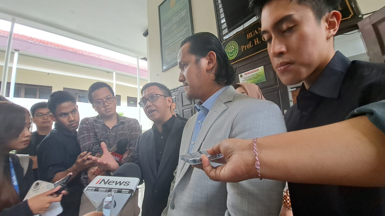 Tim Kuasa Hukum Aiman Witjacksono Sebut Penyitaan Barang Bukti Cacat Formil