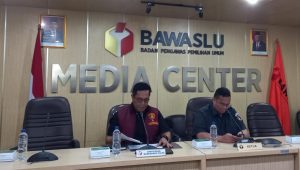 Dirtipidum Bareskrim Polri, Brigjen Pol Djuhandhani Rahardjo Puro saat konferensi pers bersama Ketua Bawaslu, Rahmat Bagja di Gedung Bawaslu RI, Selasa, 27/2/2024 | M. Hafid/Forum Keadilan