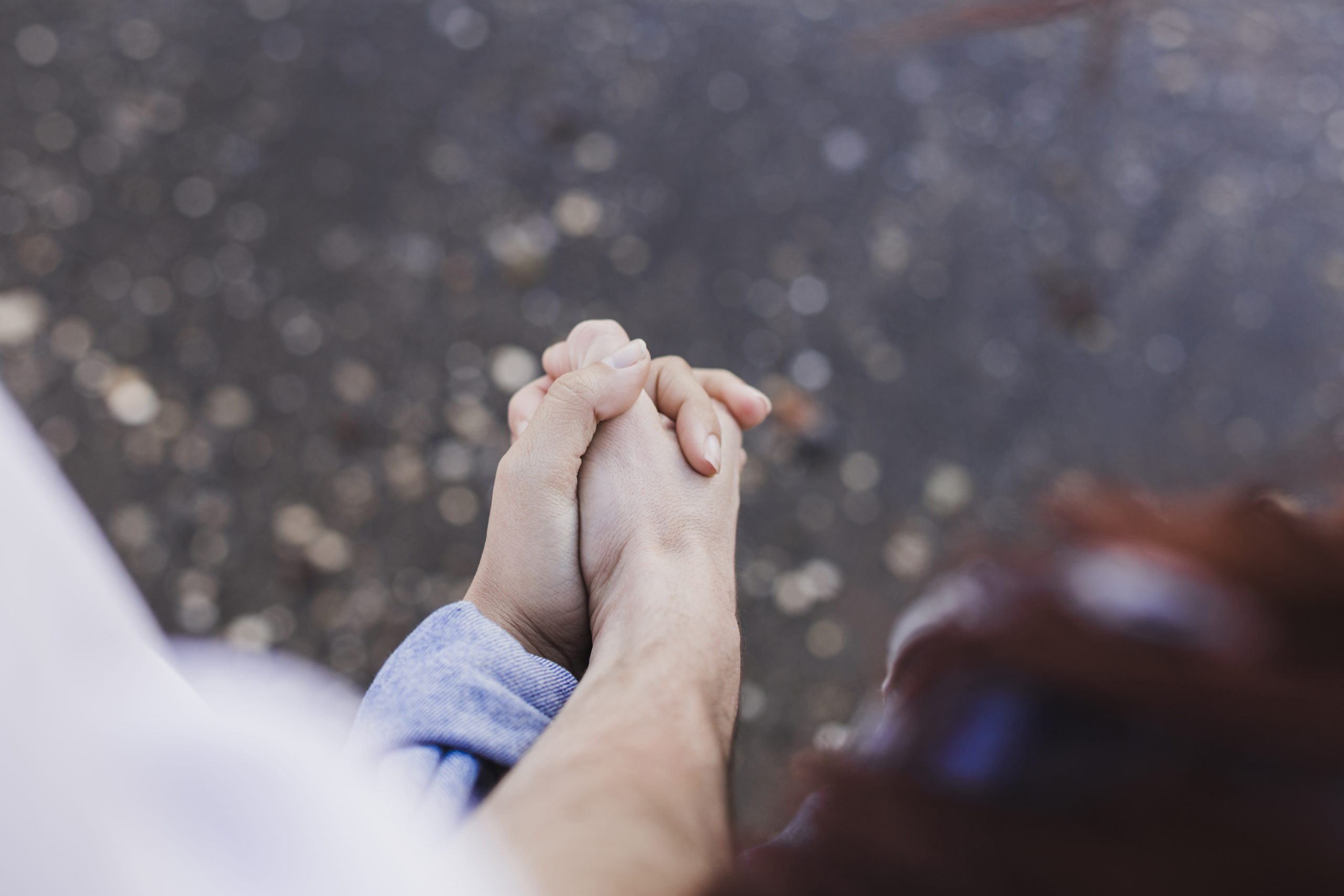 5 Lagu Indonesia tentang Cinta Beda Agama, Liriknya Bikin Nangis!