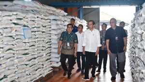 Presiden Joko Widodo meninjau bantuan beras cadangan pangan pemerintah kepada Keluarga Penerima Manfaat (KPM) di Gudang Bulog Cibitung, Kabupaten Bekasi, Jawa Barat, Jumat, 16/2/2024 | X @jokowi