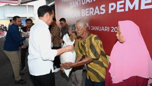 Momen Presiden Joko Widodo (Jokowi) memberikan Bantuan Langsung Tunai (BLT) untuk memitigasi risiko pangan kepada masyarakat | X @jokowi