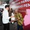 Momen Presiden Joko Widodo (Jokowi) memberikan Bantuan Langsung Tunai (BLT) untuk memitigasi risiko pangan kepada masyarakat | X @jokowi