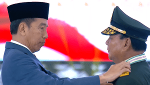 Presiden Republik Indonesia (RI) Joko Widodo (Jokowi) menganugerahkan pangkat istimewa berupa Jenderal TNI (HOR) kepada Menteri Pertahanan RI Prabowo Subianto di Rapim TNI-Polri 2024 di Gor Ahmad Yani, Mabes TNI, Cilangkap, Jakarta Timur, Rabu, 28/2/2024