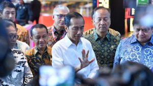 Presiden Jokowi memberikan keterangan pers usai membuka pameran otomotif IIMS 2024, di JI-Expo Kemayoran, Jakarta Pusat, Kamis, 15/2/2024. | Dok. Humas Setkab