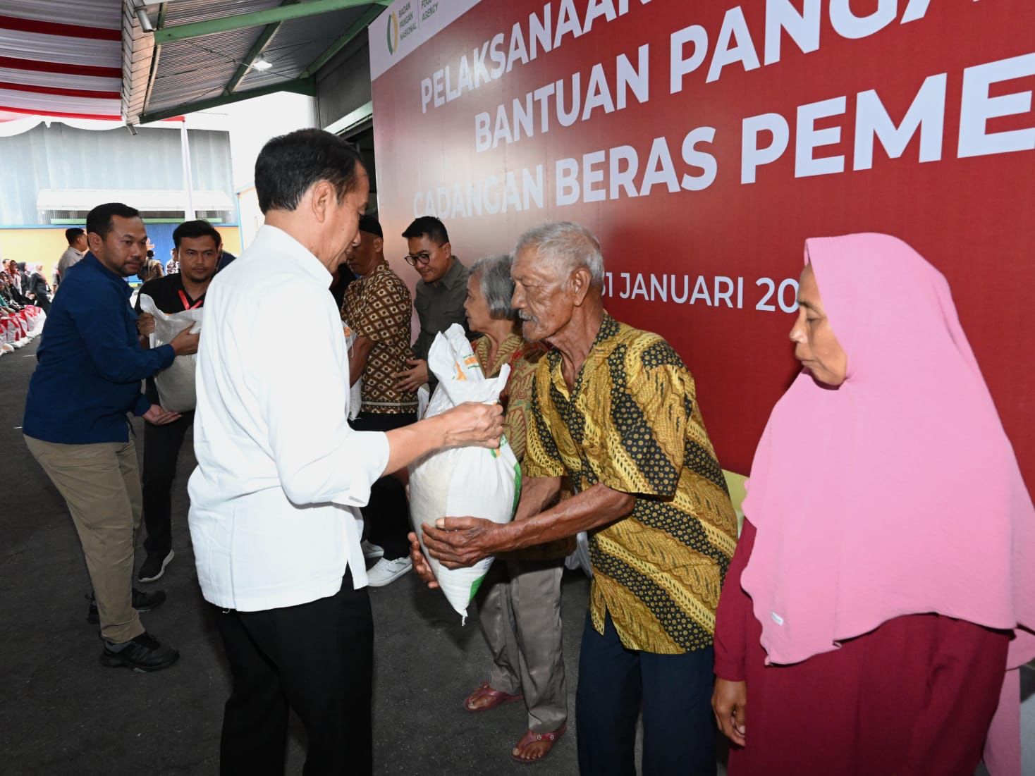 Momen Presiden Joko Widodo (Jokowi) memberikan Bantuan Langsung Tunai (BLT) untuk memitigasi risiko pangan kepada masyarakat | X @jokowi