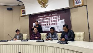 Komisioner KPU RI August Mellaz, (ke kiri) ketua KPU RI Hasyim Asy'ari, Ketua Divisi Teknis KPU RI Idham Holik, Sekjen KPU RI, Bernad Dermawan Sutrisno. Saat memberikan keterangan kepada media, di kantor KPU RI, Jakarta Pusat, Jumat 23/2/2024.
