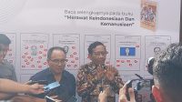Cawapres nomor urut 3 Mahfud MD usai menghadiri acara peluncuran buku di Bentara Budaya Jakarta, Palmerah, Jakarta Barat, Senin, 26/2/2024 | M. Hafid/Forum Keadilan
