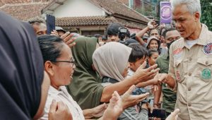 Capres nomor urut 3 Ganjar Pranowo mengunjungi warga yang terdampak banjir bandang di Kabupaten Grobogan, Jawa Tengah, Rabu, 7/2/2024 | Instagram @ganjarpranowo