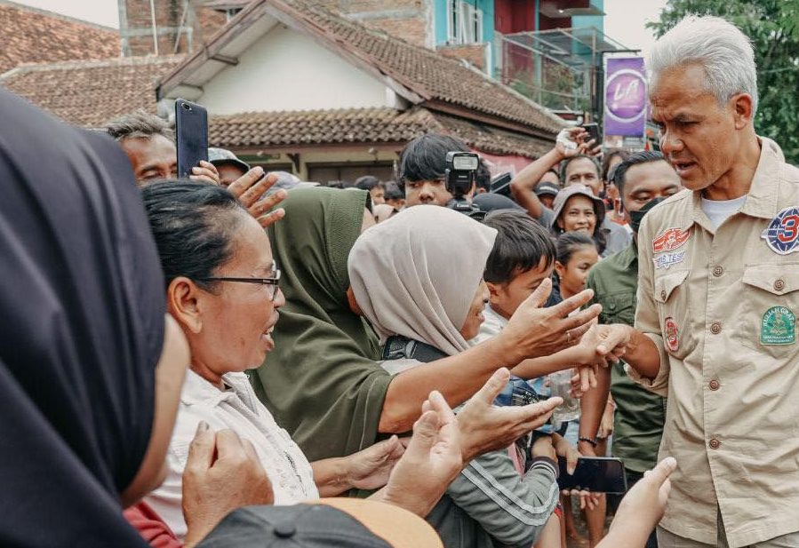 Capres nomor urut 3 Ganjar Pranowo mengunjungi warga yang terdampak banjir bandang di Kabupaten Grobogan, Jawa Tengah, Rabu, 7/2/2024 | Instagram @ganjarpranowo